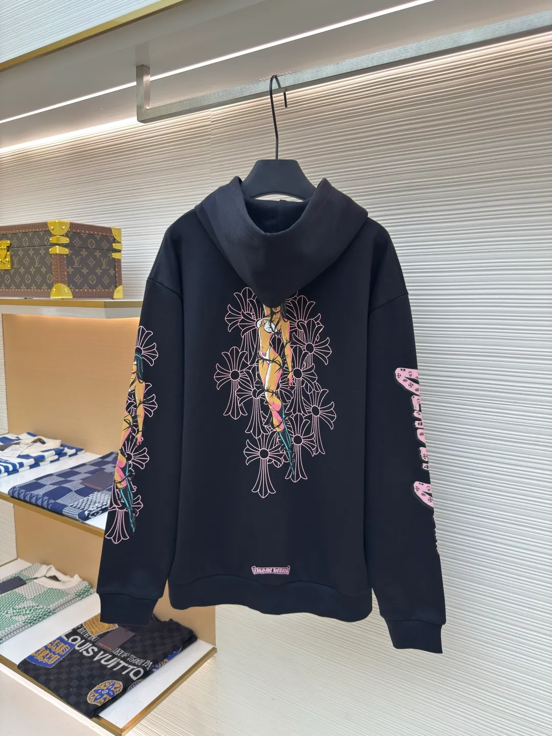 Chrome Hearts Deadly Doll co-branded zipper hoodie ●Authentic product: 12,000 purchased and developed ●Item number: 1680453-A75 ●Fabric: thin velvet coarse fish scale fabric ●Technology: brushed and washed ●Version: loose version ●Weight: about 750 grams ●Size: S-M-L ●Description: The fabric is made of 420 grams of thin velvet coarse fish scale fabric, and the printing is based on the original version and is printed with hand glue. The finished product is brushed, washed and shaped. It feels very good to the touch and has real antique silver chain heads. The overall wiring is straight and delicate, the fabric is comfortable and soft, and the color is consistent without color difference. It can be matched with the same style to create a fashionable look and control various occasions. Customized accessories, complete with three standards, same style for men and women!